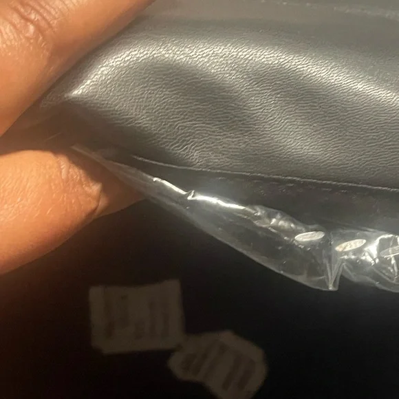 Gilda Paris Large Black Quilted Handbag with Flap Design - Picture 3 of 4